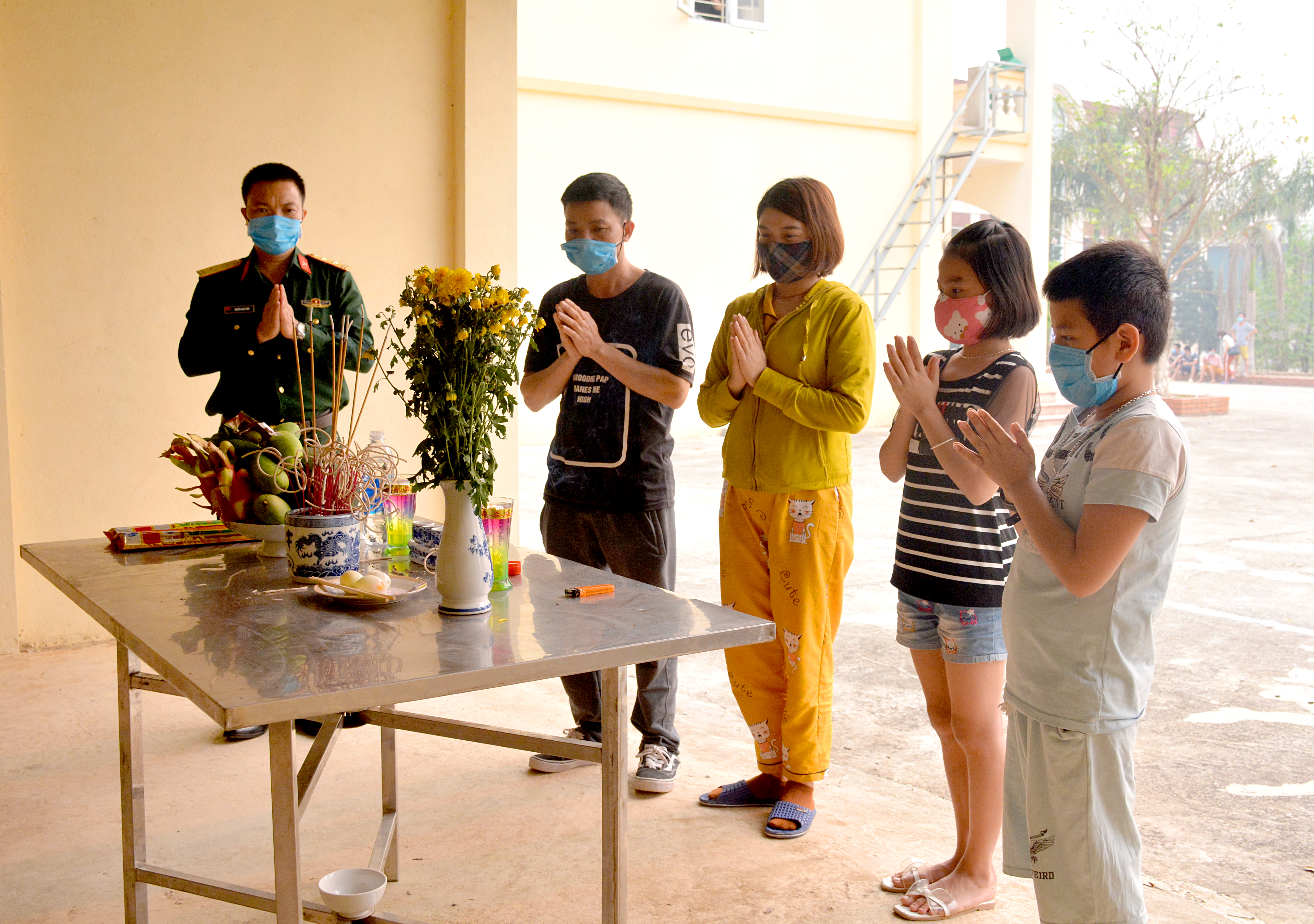 Nén tâm nhang trong khu cách ly